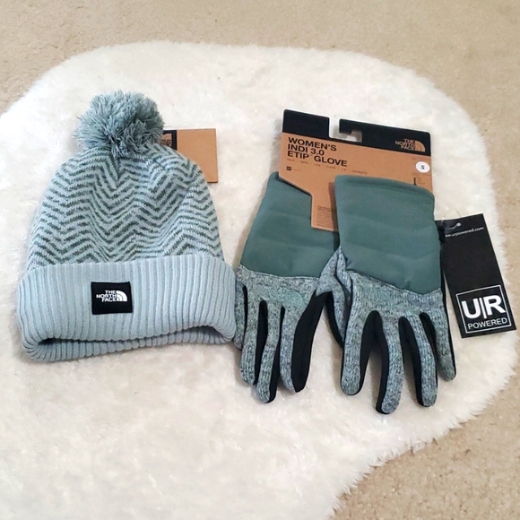 Nwt North Face Matching Hat And Gloves 